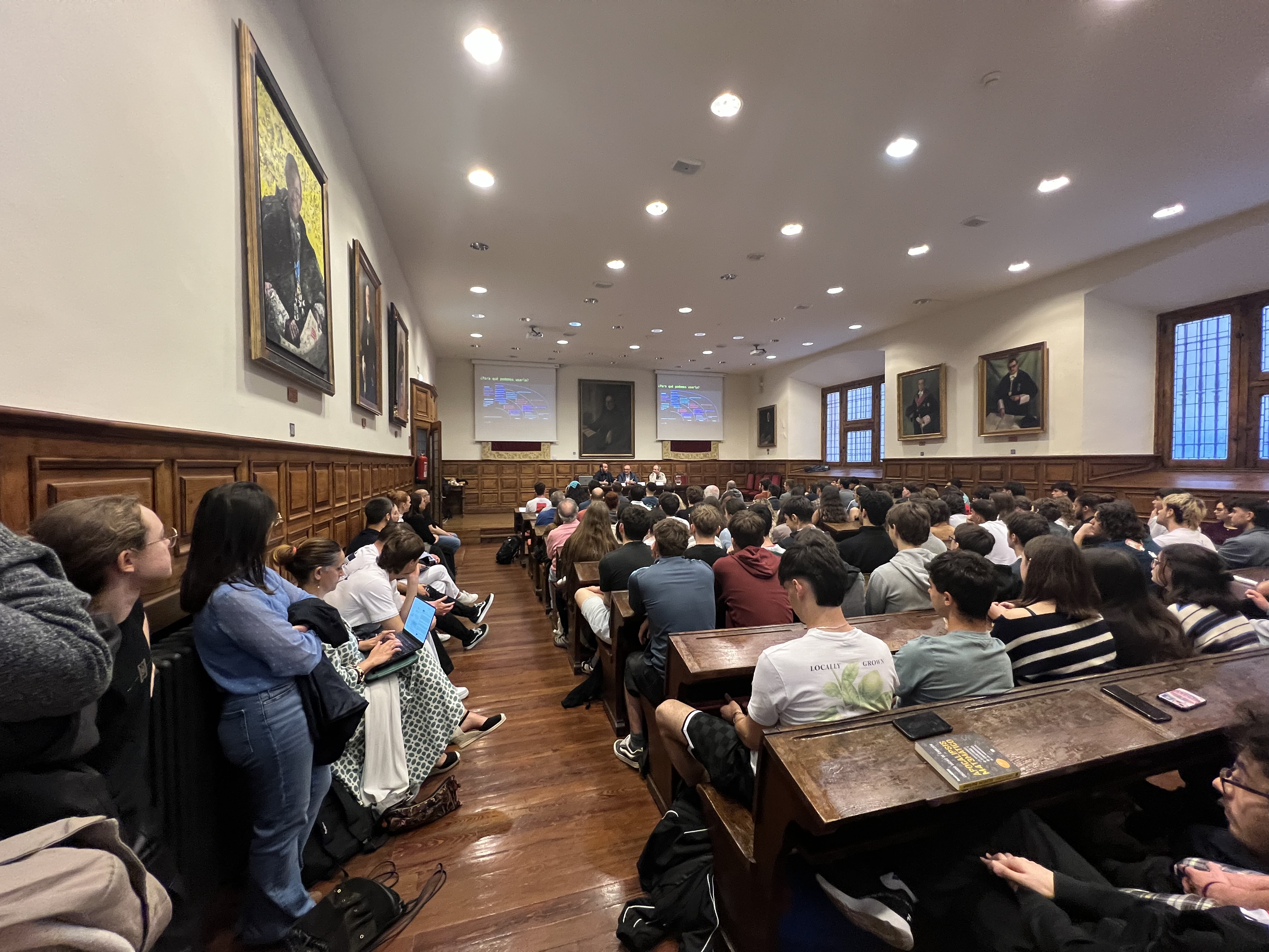 Lleno absoluto en la conferencia de Eduardo Sáenz de Cabezón